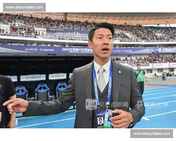 苏超 “西装主帅” 董松：江苏青训后卫的逆袭之路